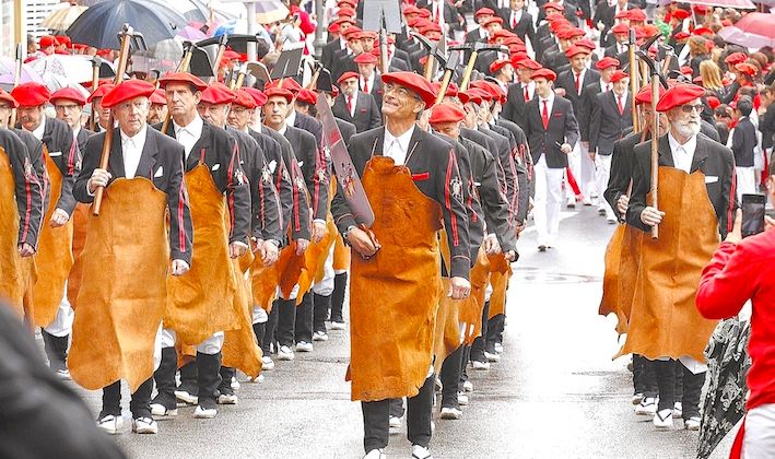 GORA SAN MARTIAL ! – Cantinières, tamborradas et bandas à Irùn